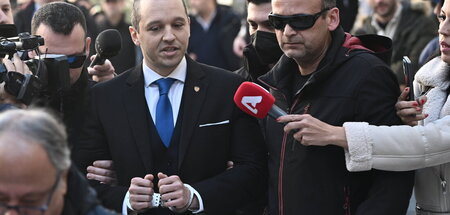 Kurzer Antrittsbesuch: Ilias Kasidiaris (2. v. r.) in Handschell...