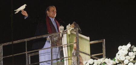 Noch im Exil: Expremier Nawaz Sharif posiert mit Taube in London...