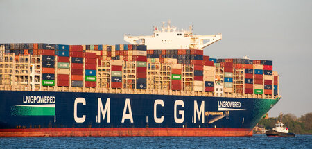 Ein Containerschiff der Reederei CMA-CGM verlässt den Hamburger