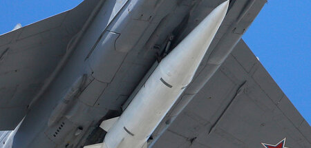 Eine »Kinschal«-Rakete unter einer MiG-31 der russischen Luftstr