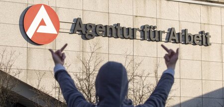 Arbeitsloser vor dem Jobcenter Köln Süd