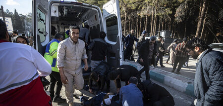 Rettungskräfte versorgen Verletzte nach Explosionen in Kerman (3