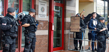 Tafel der Wahrheit. Protest gegen Polizeigewalt vor der berüchti...