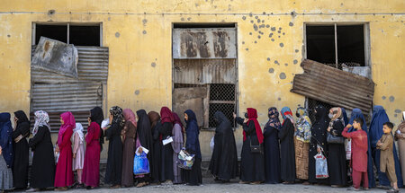 Systematisch verfolgt: Afghanische Frauen stehen in Kabul für Le...