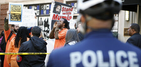 Unterstützer von Mumia Abu-Jamal, einige von ihnen in orangefarb...