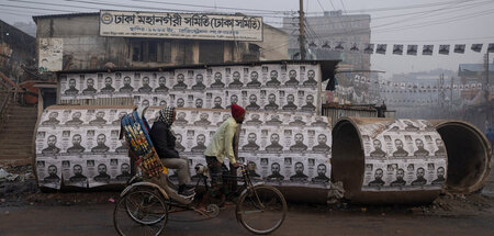 Hasina Wajeds Awami-Liga spart nicht an Wahlplakaten (Dhaka, 4.1...