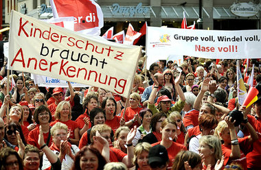 Mehr als 10000 Erzieherinnen und Erzieher demonstrierten am Dien...