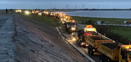 Blockade: Eine schwer motorisierte Kolonne am Donnerstag nachmit...