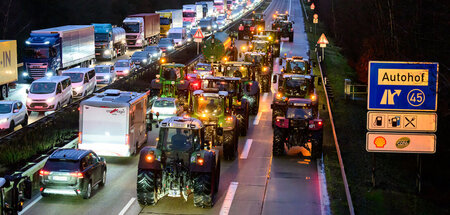 Landwirte fahren mit Treckern auf der Autobahn 7 zwischen Soltau... Landwirte fahren mit Treckern auf der Autobahn 7 zwischen Soltau...