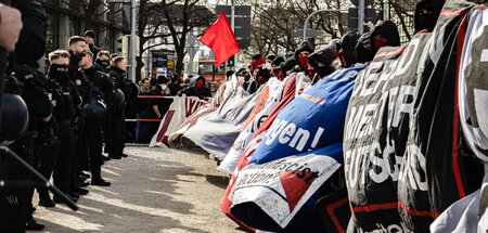 Antifaschistischer Protest gegen eine Kundgebung von AfD und rec...