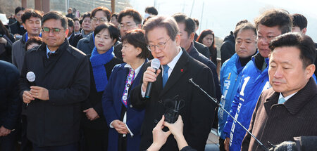 Ohne Personenschutz: Der südkoreanische Oppositionsführer Lee Ja...