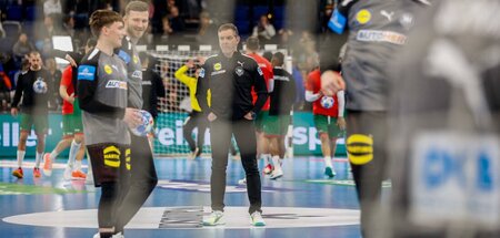 Breite Schultern: Handballbundestrainer Alfreð Gíslason (M.)