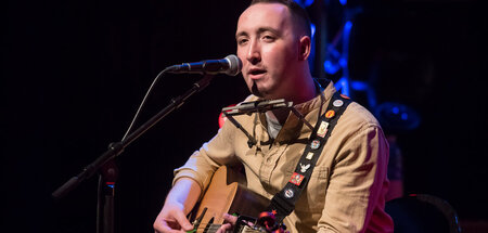 Calum Baird singt beim Solidaritätskonzert für den Erhalt der Ze...