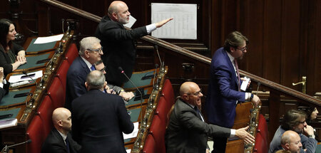 Fabio Rampelli (vorne, rechts) im Parlament im April