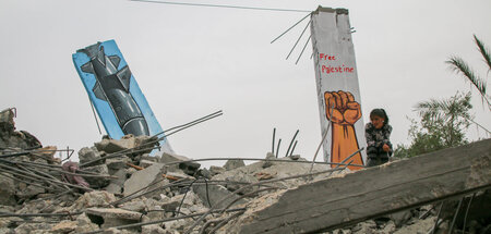 Aus Ruinen: Graffiti prangern israelische Bombardierung an und f...