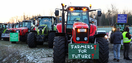 Bauern blockieren eine Autobahnauffahrt (Birkenwerder, 8.1.2024)