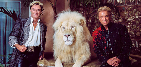 Magierduo Siegfried Fischbacher (r.) und Roy Horn (l.) mit einem...