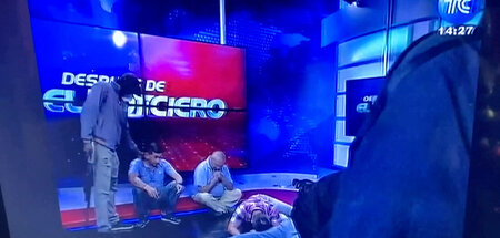 TV-Mitarbeiter des Kanals TC werden während der Livesendung ange...