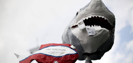 Miethaie zu Fischstäbchen: Demo gegen steigende Mieten (Berlin, ...