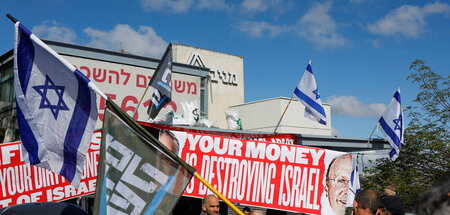Kundgebung zum »Tag des Widerstands« vor dem Hauptquartier des K...