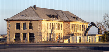 Schon ohne Fenster und Türen: Generalshotel in Schönefeld mit Ba