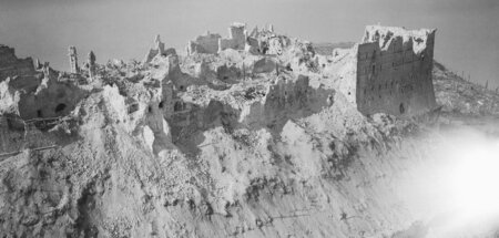 Luftbild der zerstörten Abtei des Benediktinerklosters auf dem M...