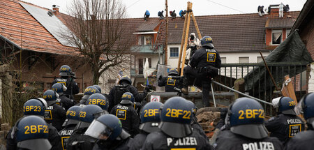 Machtdemonstration: Tag zwei der Polizeiaktion gegen die Besetze...