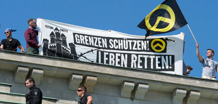 Faschisten der »Identitären Bewegung« werben auf dem Brandenburg...