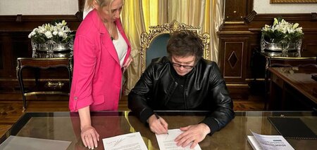 Javier Milei am Donnerstag bei der Unterzeichnung der Einladung