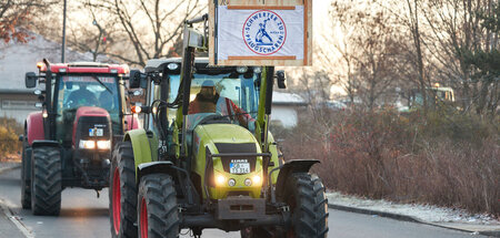 Auch friedenspolitische Losungen fehlen nicht: Traktor mit Parol...