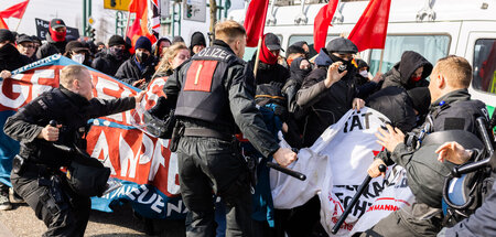 Polizisten versuchen unter Knüppeleinsatz den Protestzug zu stop...