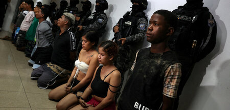 Festgenommene auf einer Polizeistation in Guayaquil (11.1.2024)