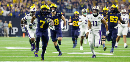 Running Back Donovan Edwards (7) von den Michigan Wolverines auf...