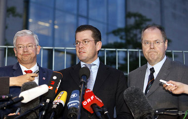 Heldendämmerung: Die Bundesminister Steinbrück und Guttenberg, s... Heldendämmerung: Die Bundesminister Steinbrück und Guttenberg, s...