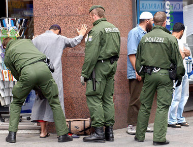 Eine Gesinnung, die dem Staat nicht paßt? Eine Aufgabe für Poliz... Eine Gesinnung, die dem Staat nicht paßt? Eine Aufgabe für Poliz...