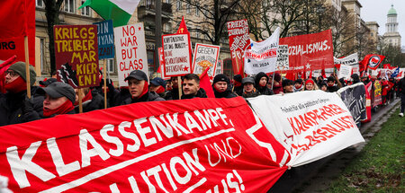 »Jugend, Zukunft, Sozialismus«: Klassenkämpferischer Block auf d...