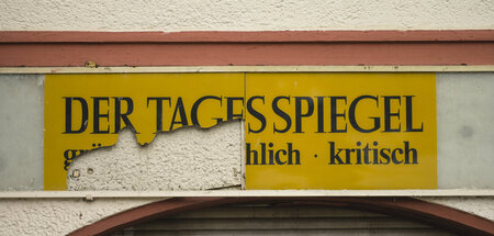 Etwas ramponiert: Tagesspiegel-Werbung in Berlin-Tempelhof (25.8...