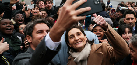 Kontakt mit dem Pöbel nur zum Selfiemachen: Gabriel Attal (l.) u...