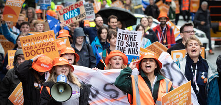 In England toben die Arbeitskämpfe und Streiks der Ärzte seit fa...