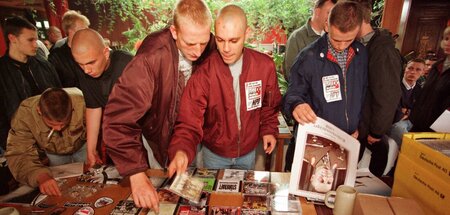 Schrei nach Liebe. Betreute Neonazis beim CD-Erwerb, Rostock 199...