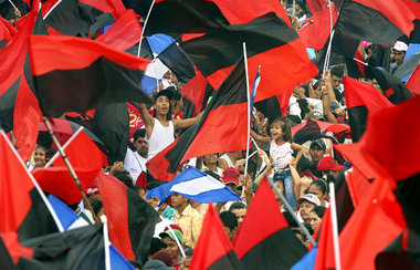 19. Juli 2008: Flaggen der Sandinisten in Managua zur Feier des ...