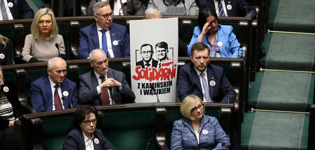 Rechte sieht sich verfolgt: PiS-Politiker mit Plakat im »Solidar... Rechte sieht sich verfolgt: PiS-Politiker mit Plakat im »Solidar...
