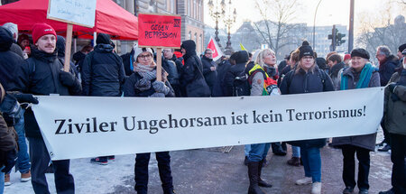 Nicht allein: Vor dem Landgericht versammelte Unterstützer der A... Nicht allein: Vor dem Landgericht versammelte Unterstützer der A...