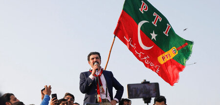 Obsoletes Symbol: Imran Khan verliert Cricketschläger (Karatschi... Obsoletes Symbol: Imran Khan verliert Cricketschläger (Karatschi...