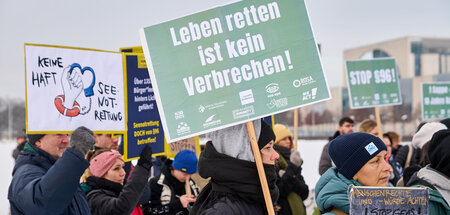 Knapp 100 Menschen demonstrierten vor dem Reichstagsgebäude gege...
