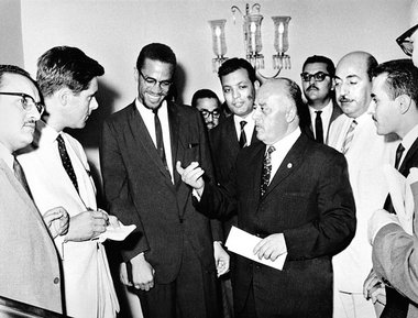 Erster Vorsitzender der PLO: Ahmad Schukeiri (Mitte) erklärt dem...