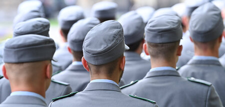 Strammstehen für die Staatsbürgerschaft: Vielleicht findet sich ... Strammstehen für die Staatsbürgerschaft: Vielleicht findet sich ...