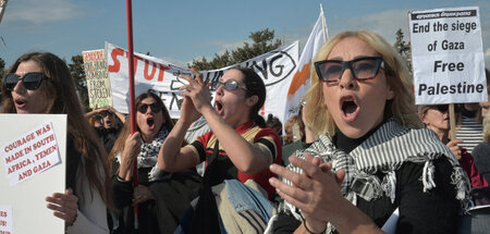 Der Protest reißt nicht ab: Auch an der RAF-Luftwaffenbasis Akro...