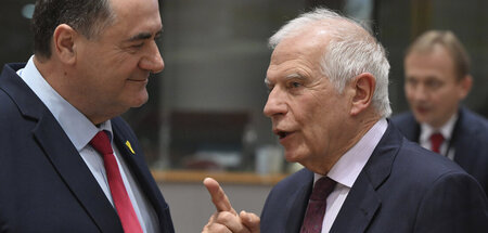 Mit erhobenem Zeigefinger: Der EU-Außenbeauftragte Borrell (r.) ... Mit erhobenem Zeigefinger: Der EU-Außenbeauftragte Borrell (r.) ...