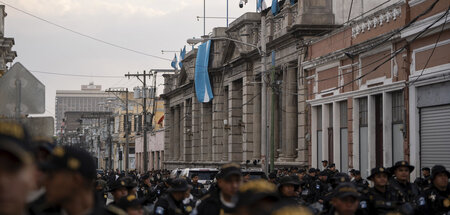 Polizistentrubel auf den Straßen von Guatemala-Stadt am Tag der ... Polizistentrubel auf den Straßen von Guatemala-Stadt am Tag der ...